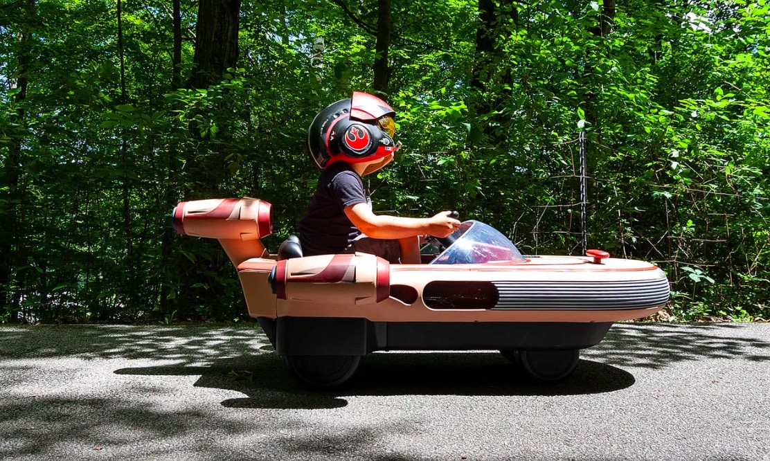 5歲男孩試駕《星球大戰(zhàn)》里的LANDSPEEDER-鋒巢網(wǎng)