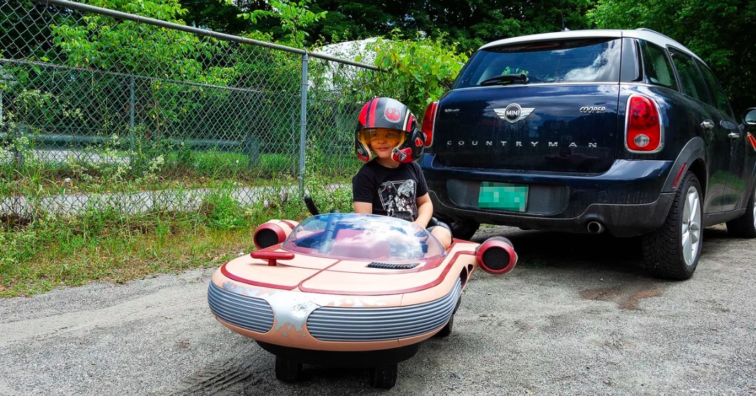 5歲男孩試駕《星球大戰(zhàn)》里的LANDSPEEDER-鋒巢網(wǎng)