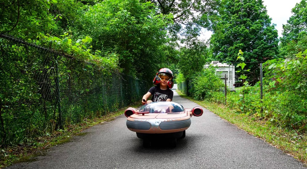 5歲男孩試駕《星球大戰(zhàn)》里的LANDSPEEDER-鋒巢網(wǎng)