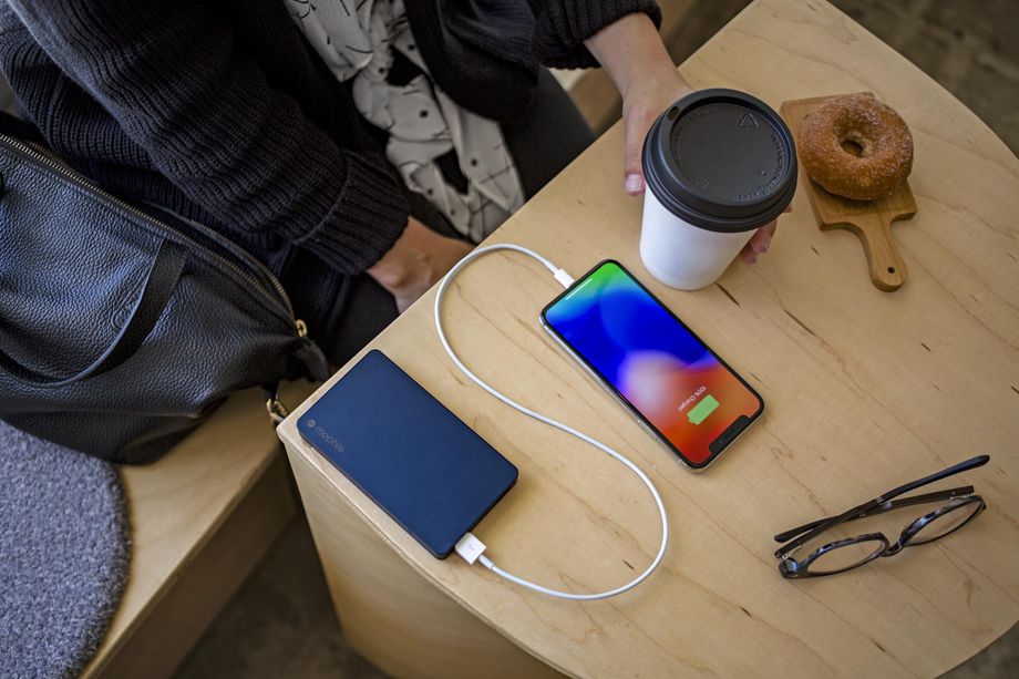Mophie公司推出了一款可以通過閃電電纜充電的iPhone電池組-鋒巢網(wǎng)