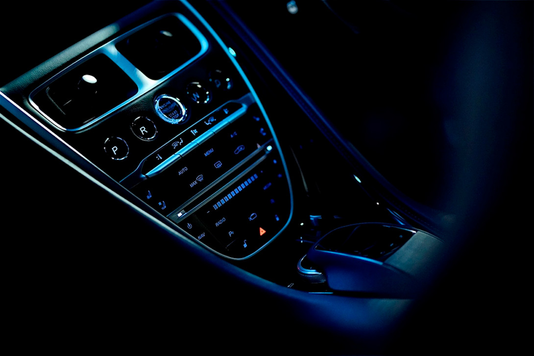 Aston Martin DBS Superleggera 超輕量化新作現(xiàn)身-鋒巢網(wǎng)