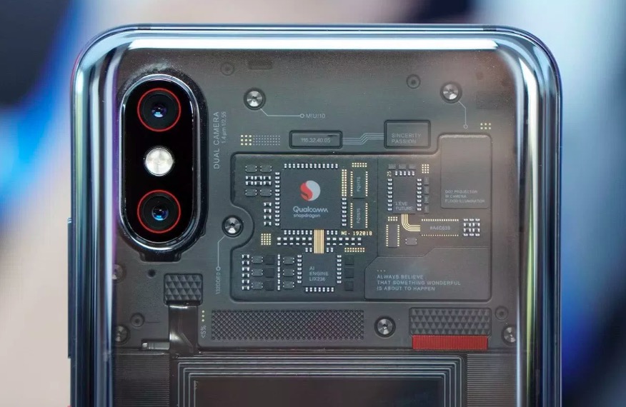 小米 8 探索版透黑組裝電路板原來是假的？-鋒巢網(wǎng)