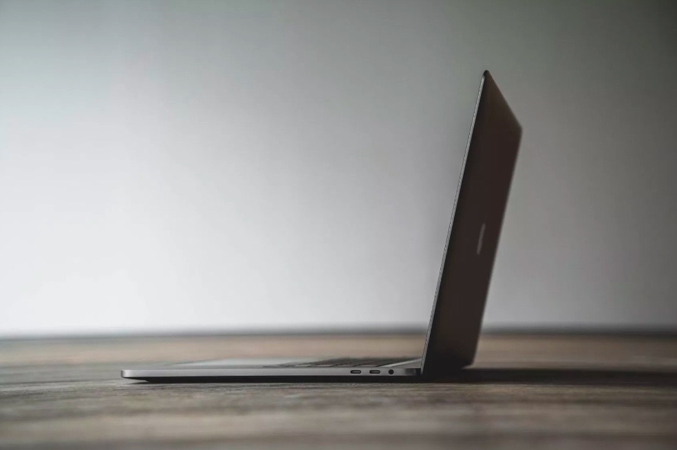 蘋果2018 新版別 MacBook Pro 開箱圖賞-鋒巢網(wǎng)