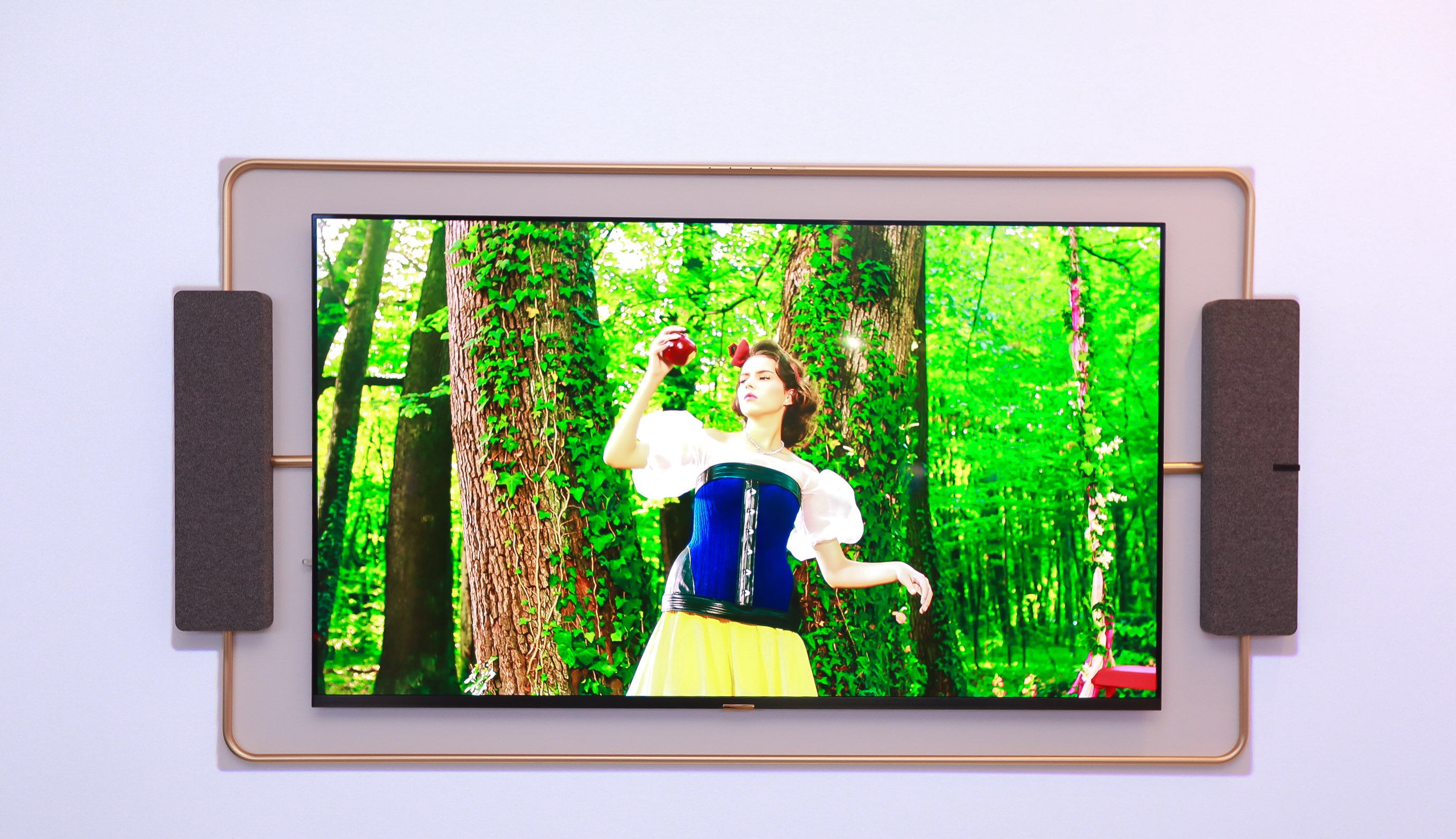 【德國IFA2018 鋒巢網(wǎng)直擊】TCL電視時尚匠心設(shè)計 引發(fā)國內(nèi)外媒體熱議-鋒巢網(wǎng)