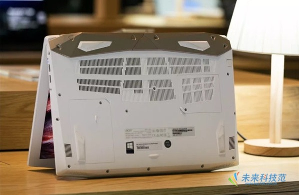 宏碁掠奪者HELIOS 300白金版評(píng)測(cè)：電競(jìng)筆記本中的優(yōu)雅野獸派-鋒巢網(wǎng)