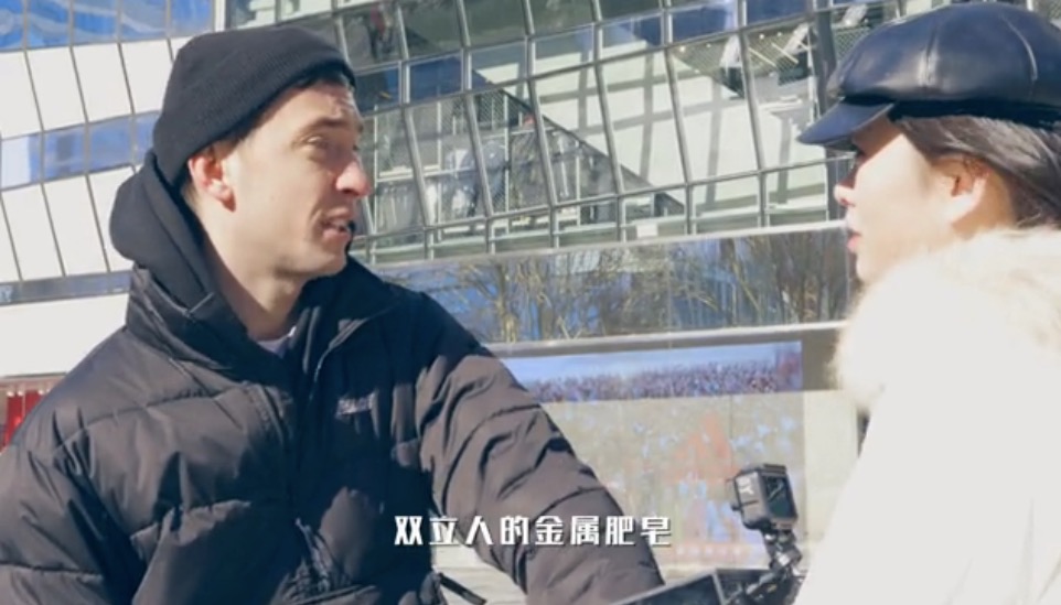 vivo APEX 2019驚現(xiàn)街頭 全機(jī)身一體化被贊超乎想象-鋒巢網(wǎng)