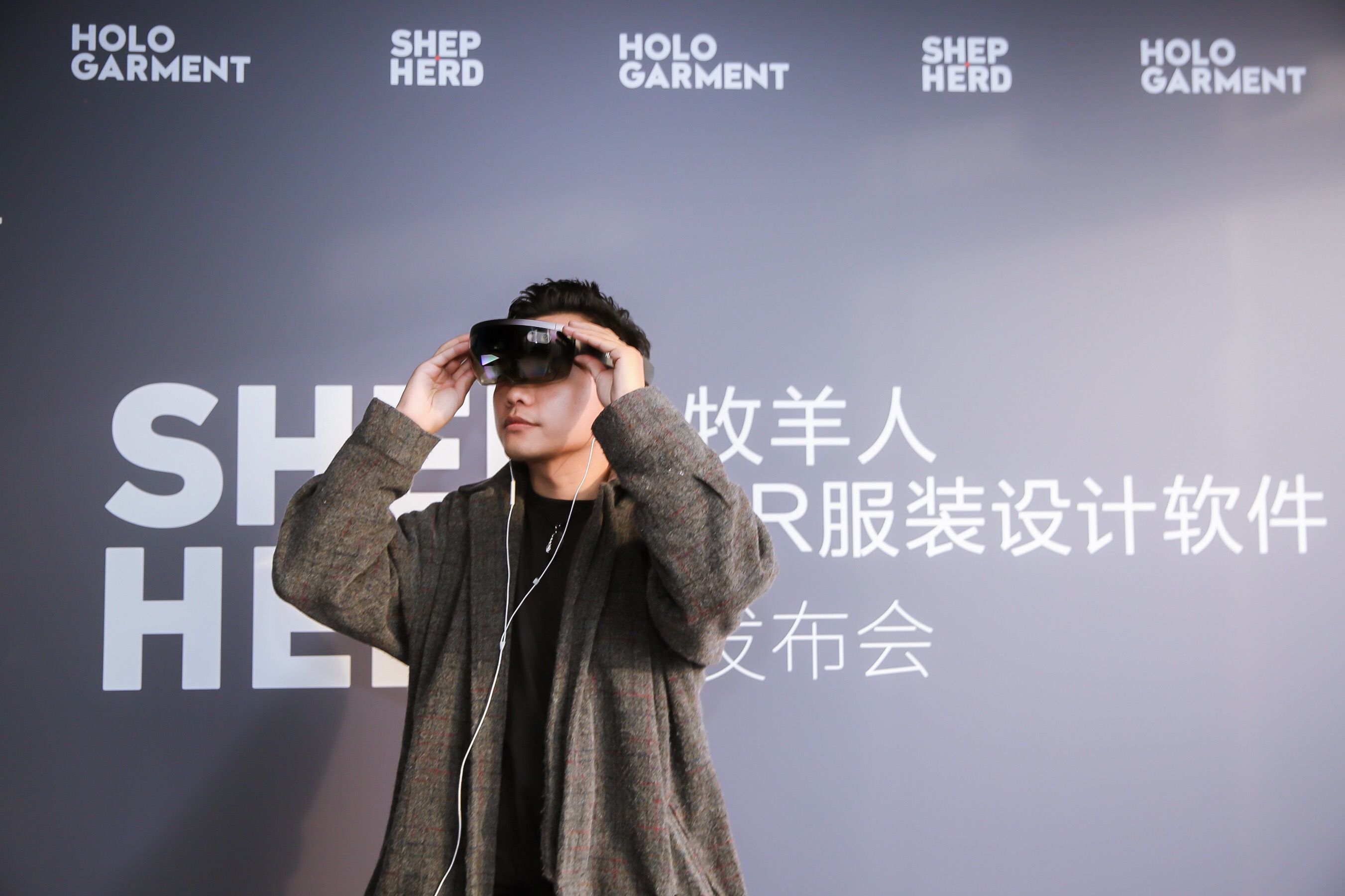 牧羊人發(fā)布AR服裝設(shè)計軟件 開拓紡織業(yè)新玩法-鋒巢網(wǎng)