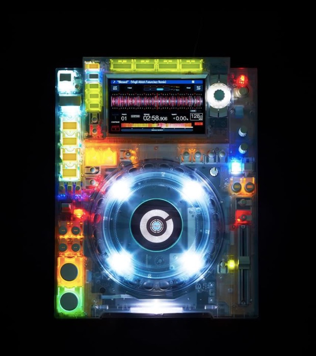 設(shè)計師Virgil Abloh與先鋒DJ合作，創(chuàng)造了定制的“骨架”DJ裝備-鋒巢網(wǎng)