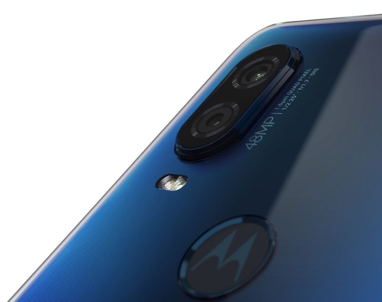 摩托羅拉One Vision的屏幕是21:9,看起來(lái)不太像iPhone的翻版-鋒巢網(wǎng)