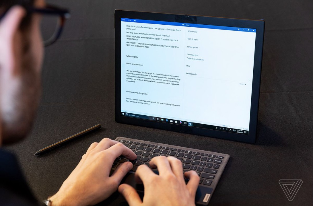 聯(lián)想展示了世界上第一臺可折疊個人電腦-鋒巢網(wǎng)