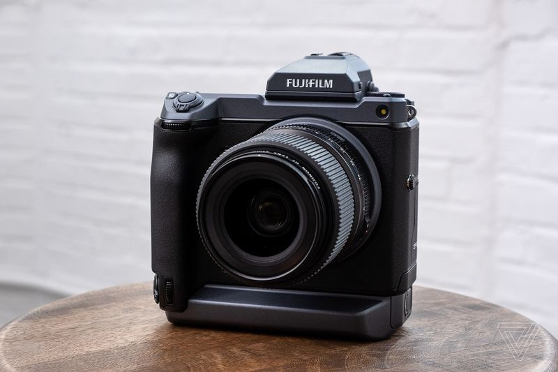 富士的GFX 100是一款中畫幅相機，它的表現(xiàn)就像一部無反光鏡相機-鋒巢網(wǎng)