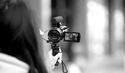 那些拍vlog的年輕人-鋒巢網(wǎng)