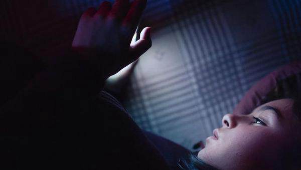 注意！屏幕藍光或縮短壽命-鋒巢網(wǎng)