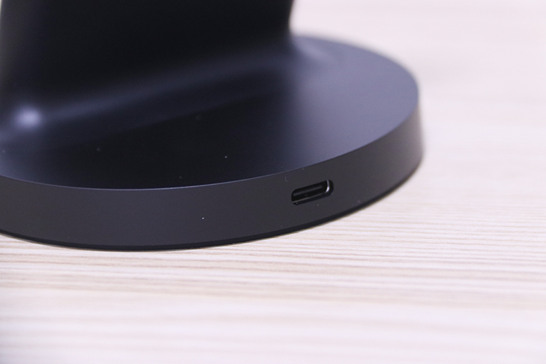 換個(gè)姿勢(shì)充電！小米立式無(wú)線充電器圖賞-鋒巢網(wǎng)