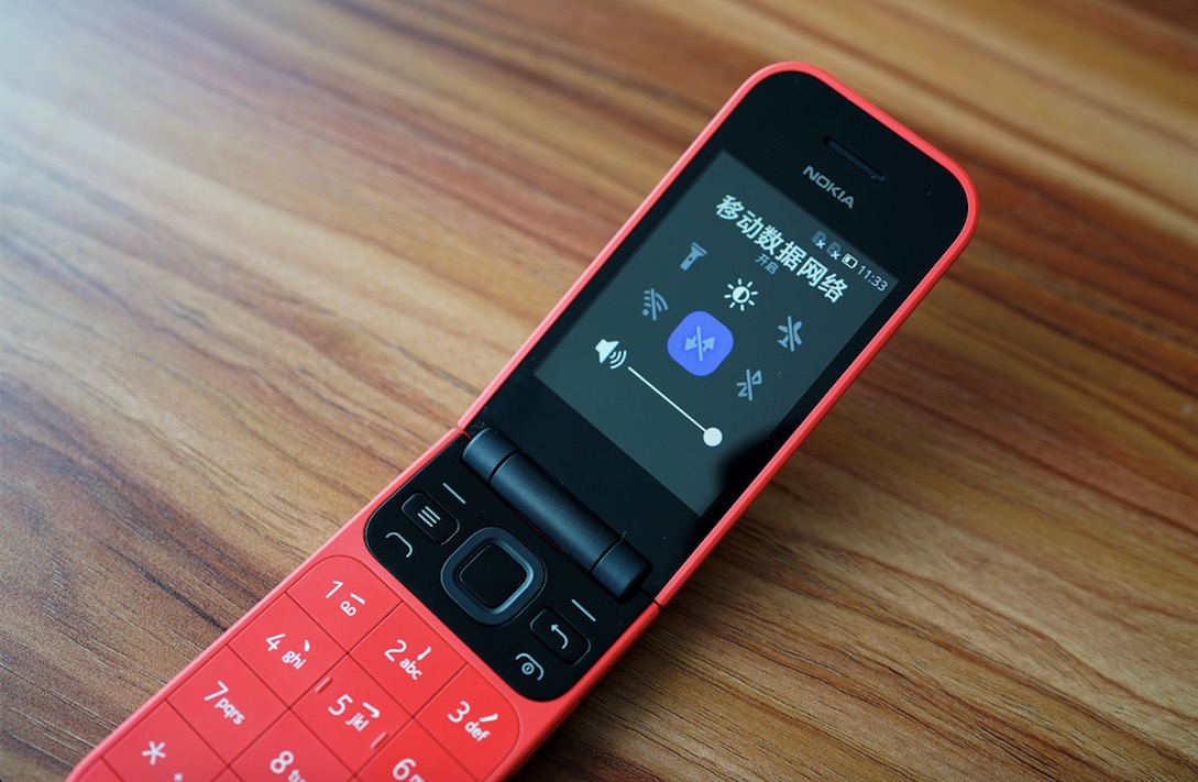諾基亞2720 潮流復(fù)古翻蓋手機(jī)圖賞：內(nèi)外雙屏 三網(wǎng) 4G-鋒巢網(wǎng)