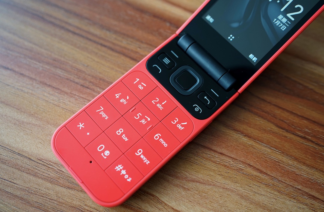 諾基亞2720 潮流復(fù)古翻蓋手機(jī)圖賞：內(nèi)外雙屏 三網(wǎng) 4G-鋒巢網(wǎng)