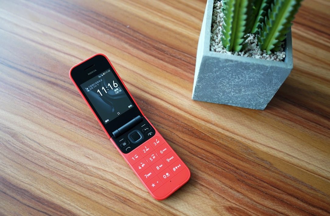 諾基亞2720 潮流復(fù)古翻蓋手機(jī)圖賞：內(nèi)外雙屏 三網(wǎng) 4G-鋒巢網(wǎng)