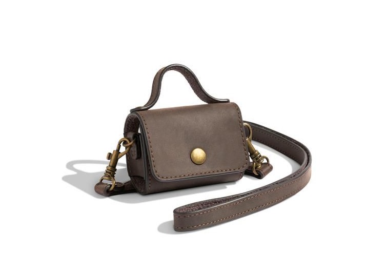 這個小小的AirPods包讓你像蕾哈娜一樣帶著耳機(jī)-鋒巢網(wǎng)