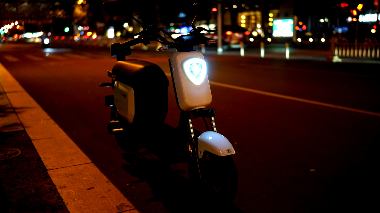 雅迪V1城市體驗(yàn)：舒適輕便，騎行動(dòng)力更強(qiáng)-鋒巢網(wǎng)