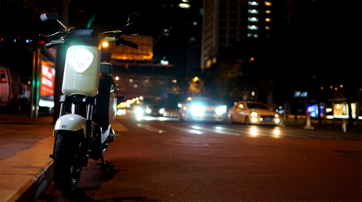 雅迪V1城市體驗(yàn)：舒適輕便，騎行動(dòng)力更強(qiáng)-鋒巢網(wǎng)