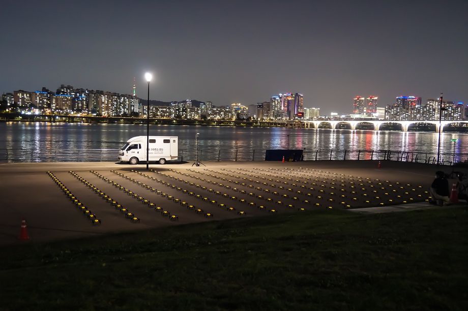 韓國無人機(jī)展示提醒觀察人員洗手并戴口罩-鋒巢網(wǎng)