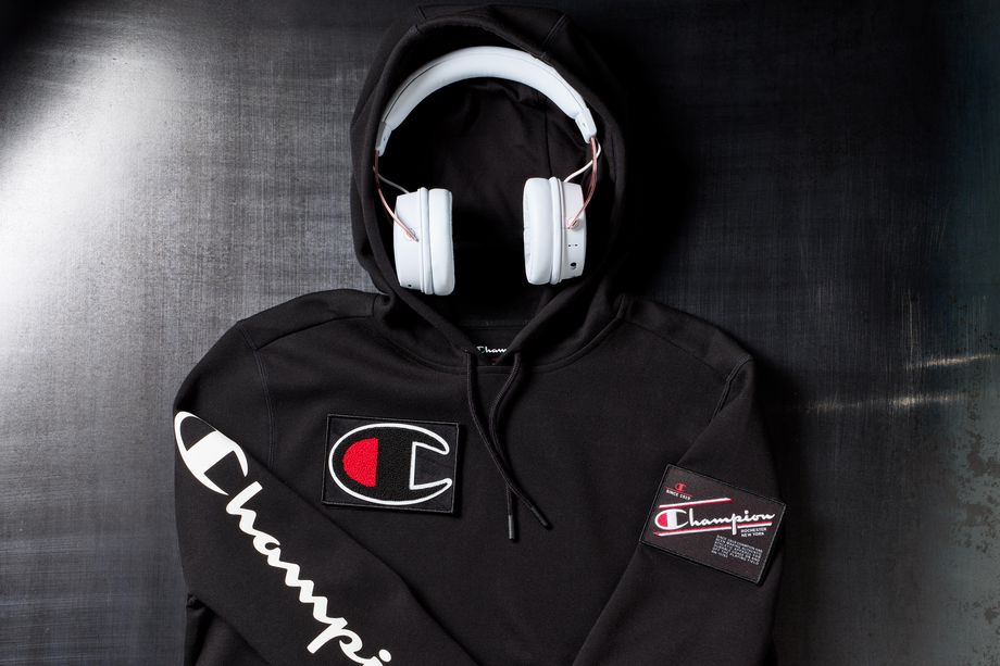 Champion為玩家設計了一款有很多口袋和巨大兜帽的連帽衫-鋒巢網
