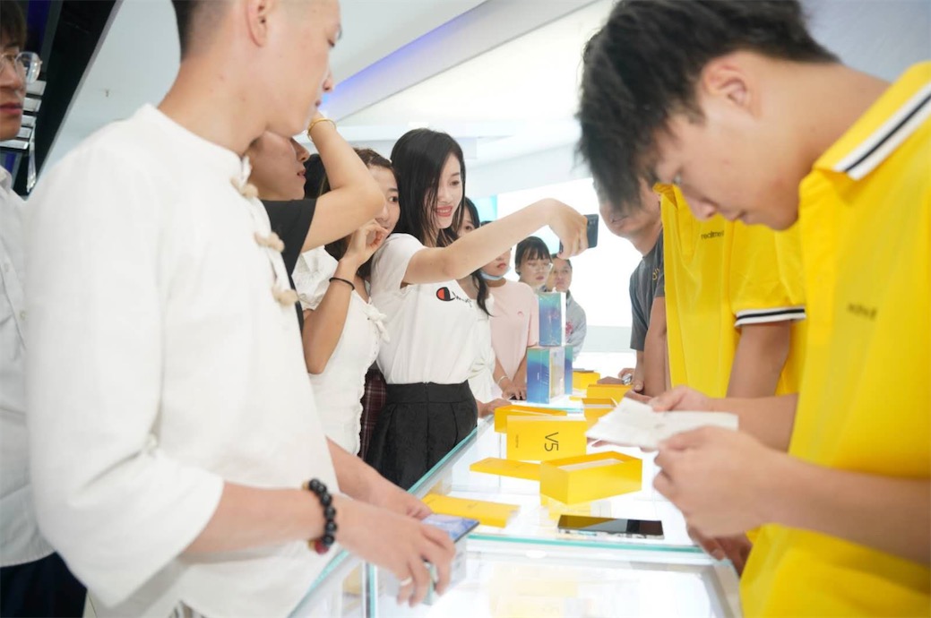 5G閃充奧利給，realme真我V5爆款養(yǎng)成指南-鋒巢網(wǎng)