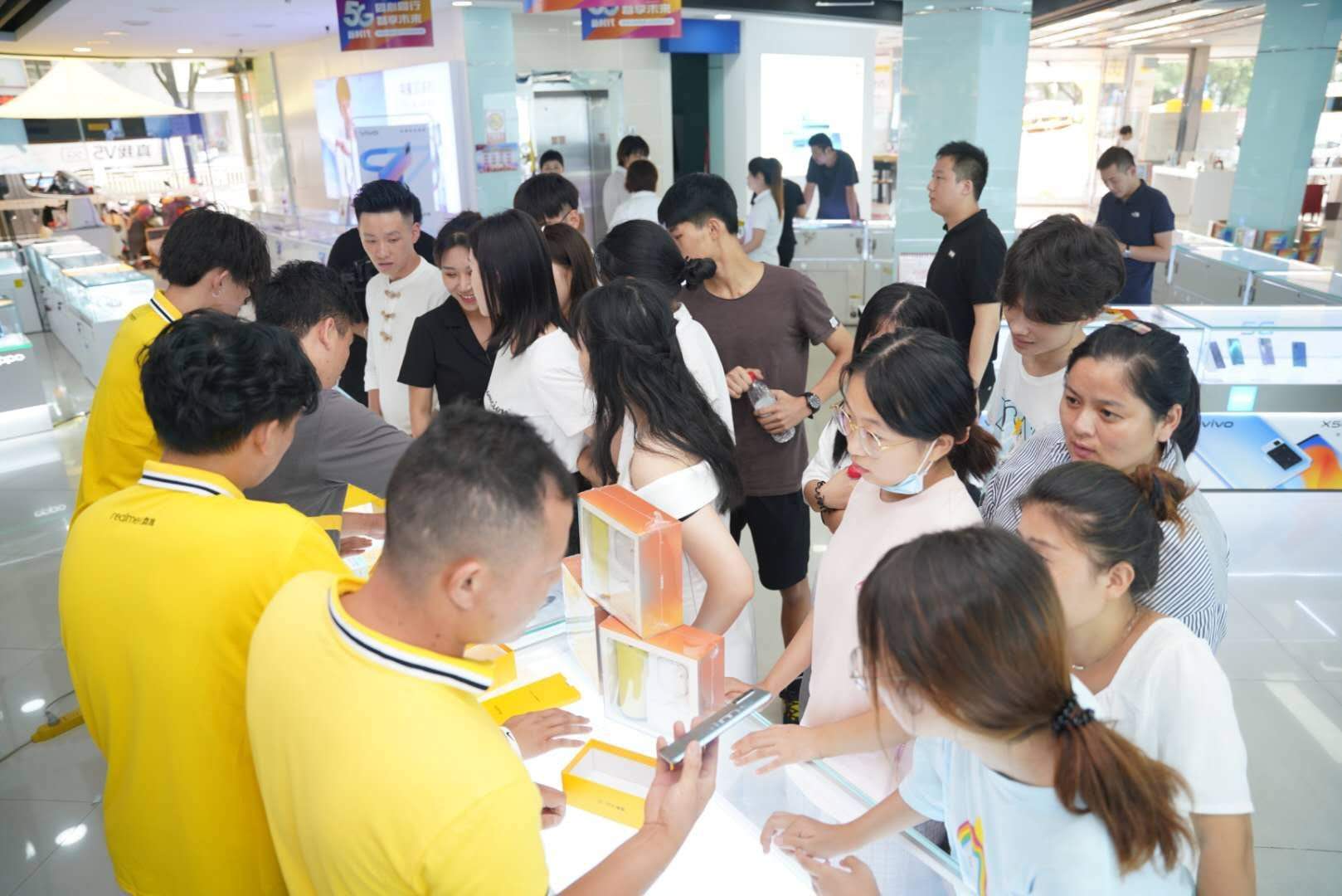 5G閃充奧利給，realme真我V5爆款養(yǎng)成指南-鋒巢網(wǎng)