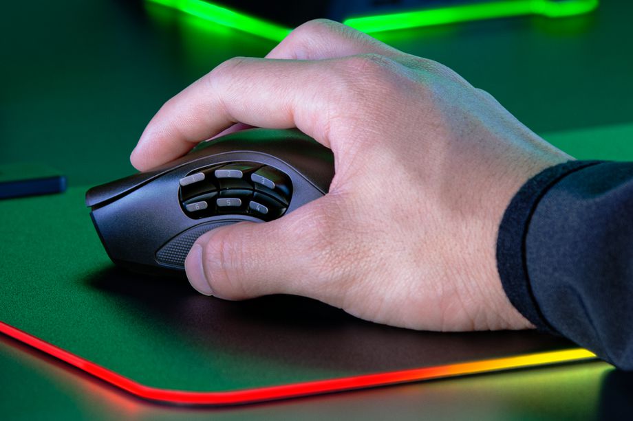 雷蛇的Naga Pro是一款帶有大量按鈕的無線模塊化游戲鼠標(biāo)-鋒巢網(wǎng)