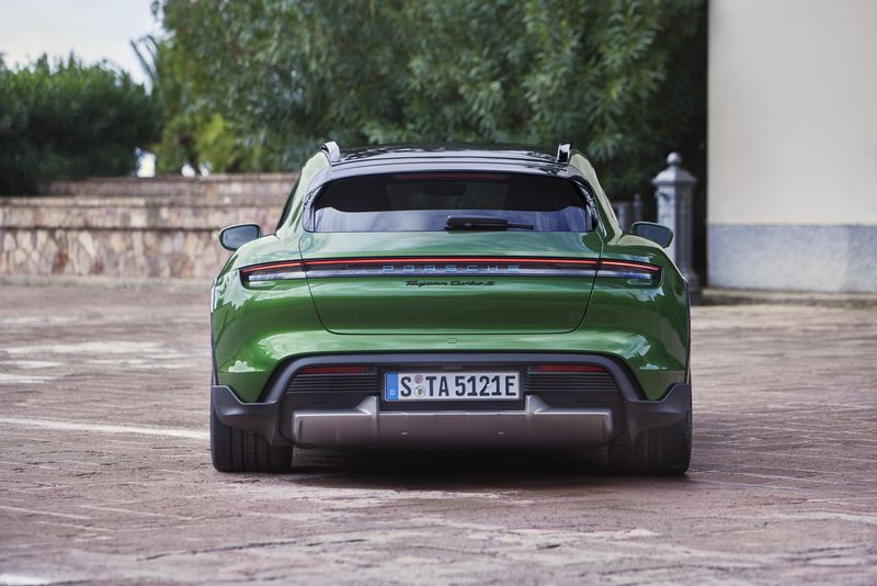 保時(shí)捷的Taycan Cross Turismo是其首款電動(dòng)汽車(chē)的后續(xù)款-鋒巢網(wǎng)