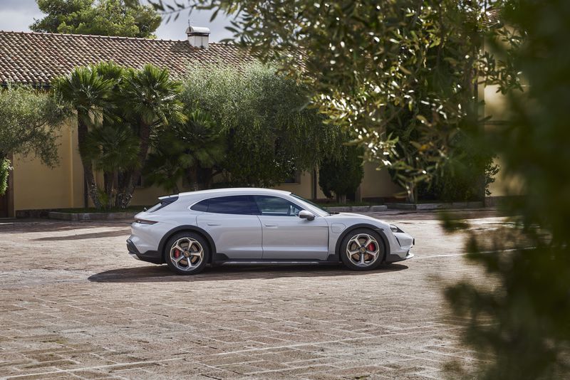 保時(shí)捷的Taycan Cross Turismo是其首款電動(dòng)汽車(chē)的后續(xù)款-鋒巢網(wǎng)