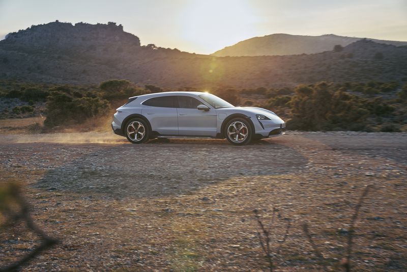 保時(shí)捷的Taycan Cross Turismo是其首款電動(dòng)汽車(chē)的后續(xù)款-鋒巢網(wǎng)