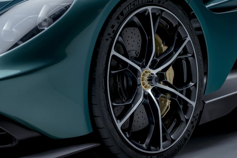 阿斯頓·馬丁瓦爾哈拉是一款937馬力的混合動力超級跑車-鋒巢網(wǎng)