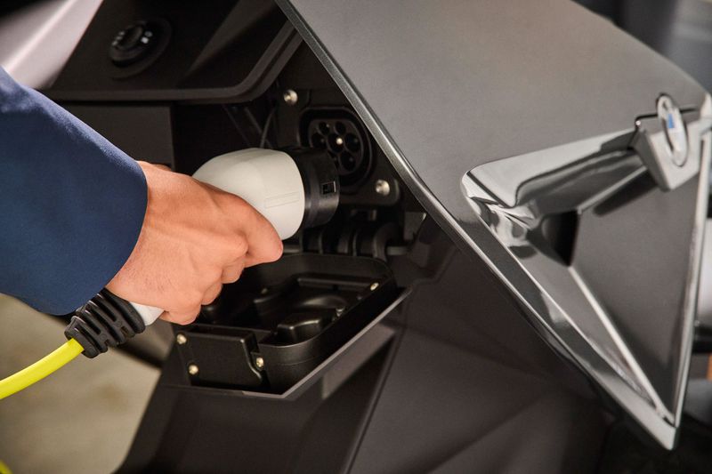 寶馬正在制造未來派的ce04電動滑板車-鋒巢網(wǎng)