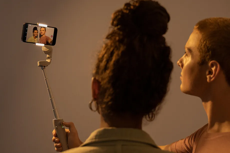 大疆創(chuàng)新的智能手機(jī)云臺(tái)現(xiàn)在也是一個(gè)自拍桿了-鋒巢網(wǎng)