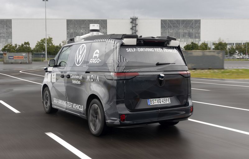 大眾正在復(fù)興其標(biāo)志性的微型巴士，將其改造成電動(dòng)機(jī)器人出租車-鋒巢網(wǎng)