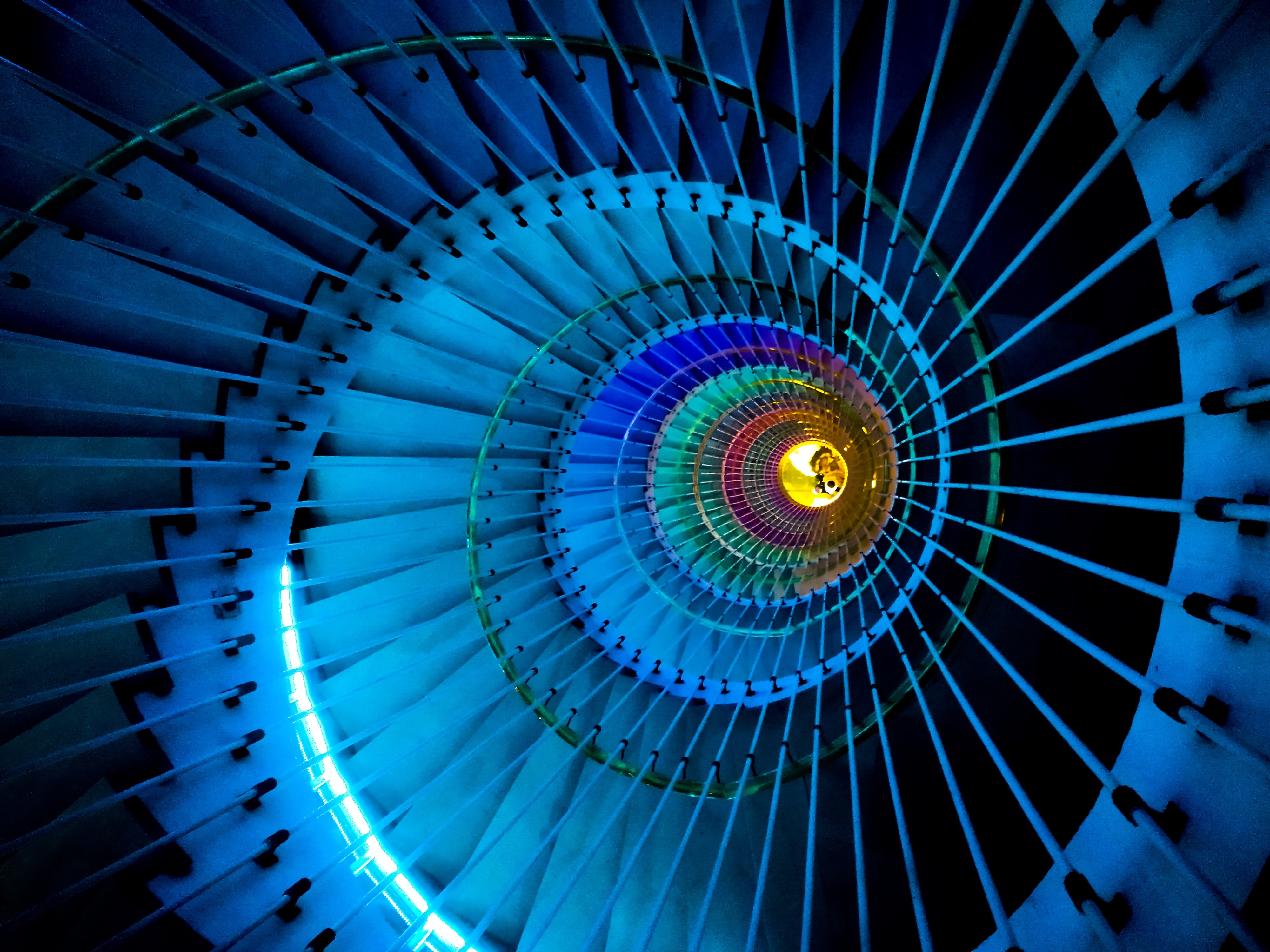 《2021國產(chǎn)青年睡前玩手機(jī)報告》：不睡覺的年輕人都在刷什么？-鋒巢網(wǎng)