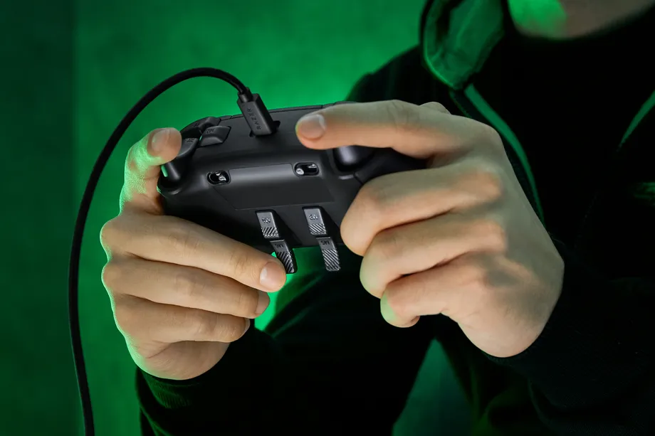 Razer的Wolverine V2 Chroma是一款優(yōu)雅、可定制的有線控制器-鋒巢網(wǎng)