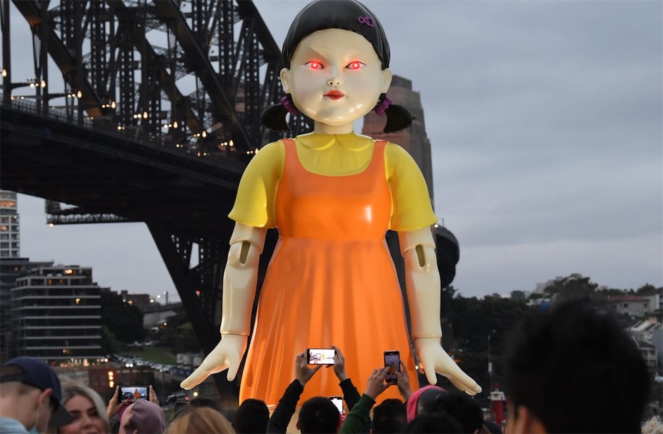 《魷魚游戲 Squid Game》巨型木頭人娃娃現(xiàn)身澳洲-鋒巢網(wǎng)