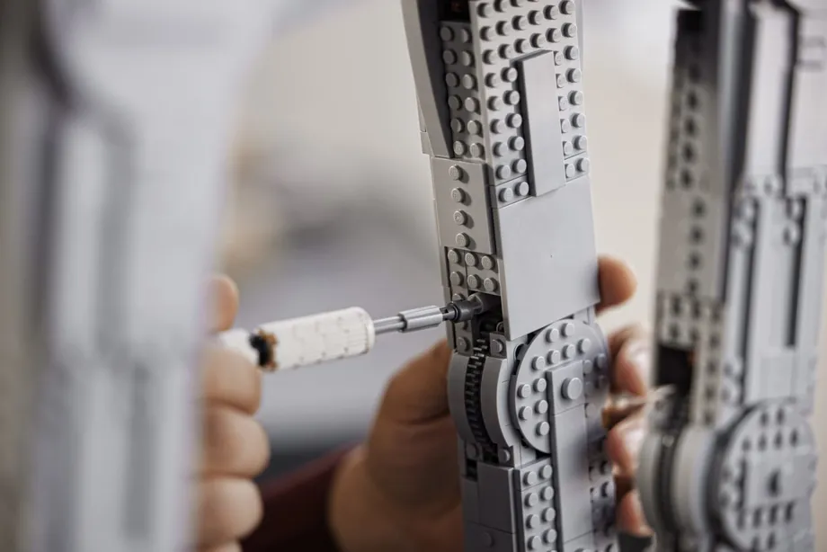 樂高800美元的新AT-AT幾乎大到足以征服現(xiàn)實中的叛軍基地-鋒巢網(wǎng)