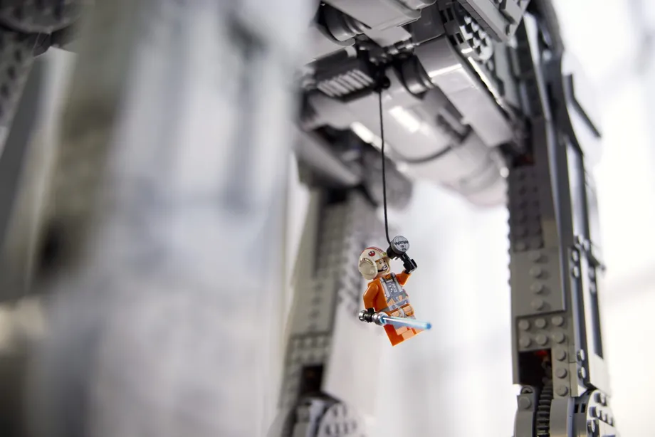 樂高800美元的新AT-AT幾乎大到足以征服現(xiàn)實中的叛軍基地-鋒巢網(wǎng)