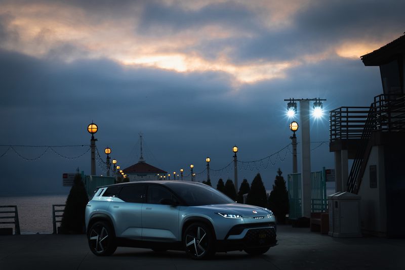 菲斯克的電動(dòng)海洋SUV有一個(gè)旋轉(zhuǎn)的中心屏幕-鋒巢網(wǎng)